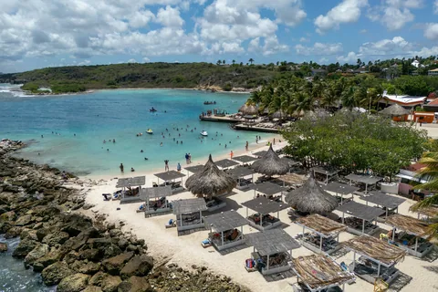 Jan Thiel Beach van boven, met palapa's, ligbedden en turquoise water