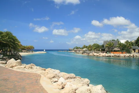 De lagune bij Mambo Beach met palmen en turquoise water