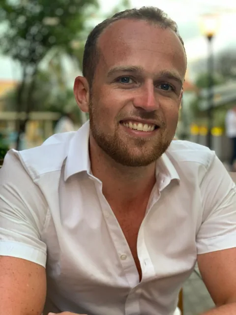 Randy, die de gasten van Soñora op Curaçao ontvangt