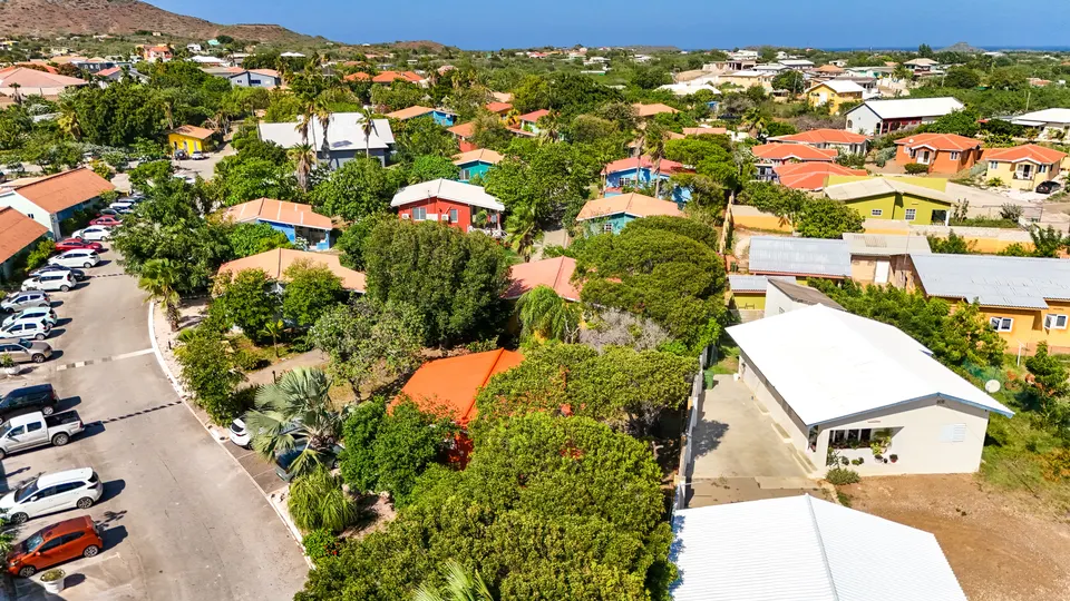 Seru Coral Resort van boven met de zee aan de horizon