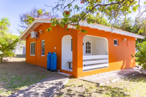 Voorzijde van de oranje bungalow met porch
