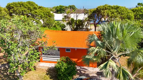 Het oranje dak van Soñora vanuit de lucht