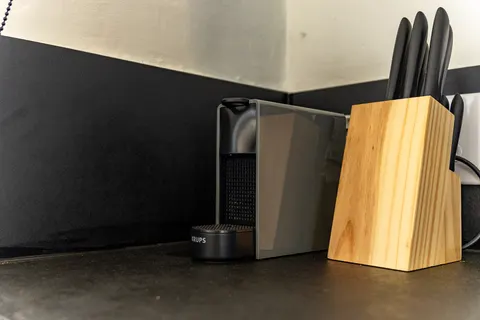 Cupjes-koffiezetapparaat en messenblok in de keuken