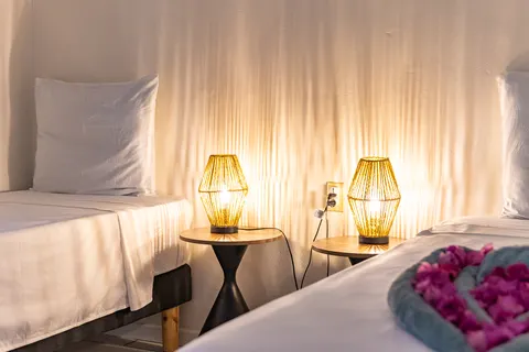 Slaapkamer 2 in avondlicht met rieten lampjes