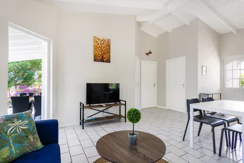 Woonkamer met smart-tv en doorkijk naar de porch